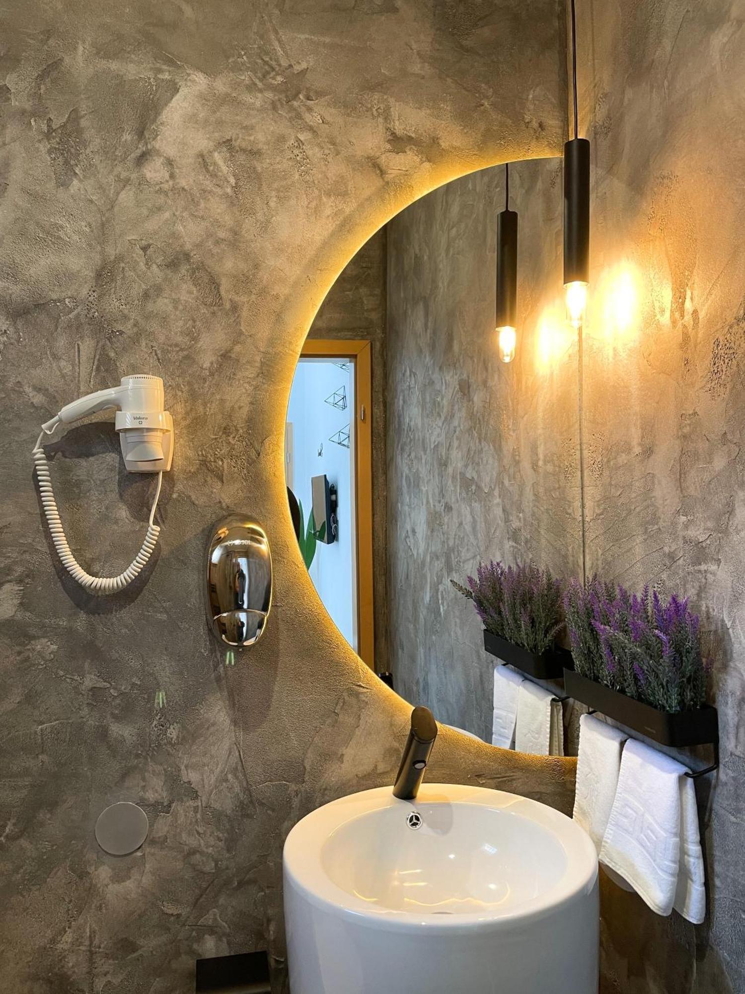 Shard Boutique Hotel-Adult Only Braşov Dış mekan fotoğraf